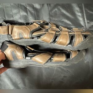 Khombu Men’s Sandals